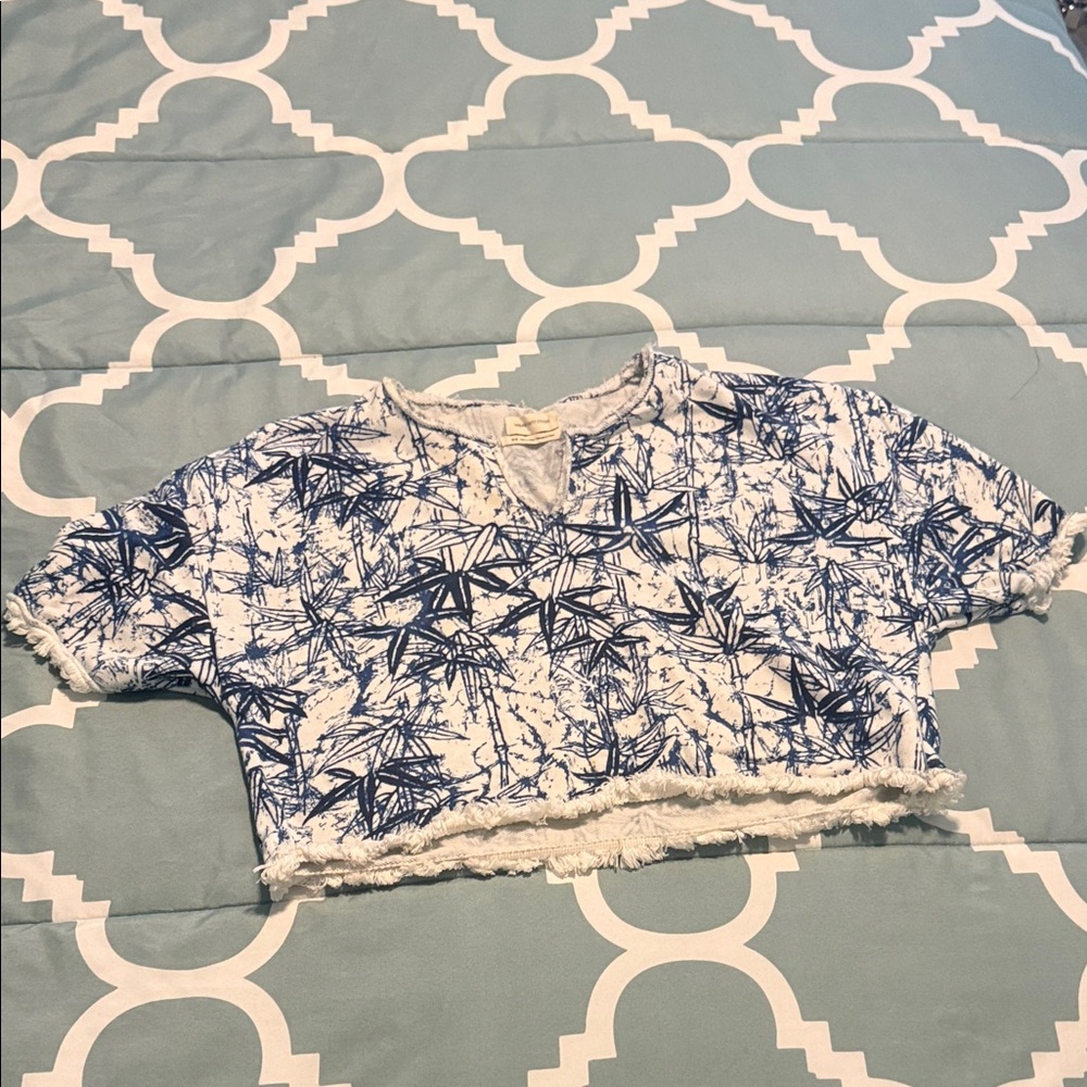 URBAN OUTFITTERS Blue and White Printed Cropped Top short sleeve szM orig $65